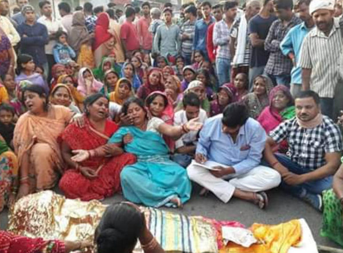 Varanasi mall firing people protest with deadbody police announce reward for murder accused