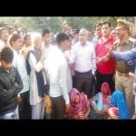 जाम लगाए परिजनों को समझाते एसडीएम व पुलिस अधिकारी।
