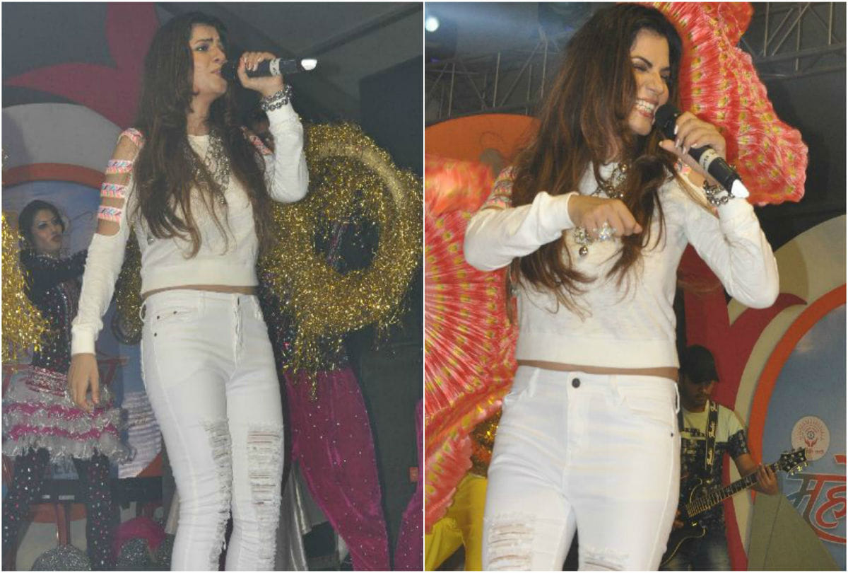 Bollywood singer mamta sharma performance in agra mahotsav
