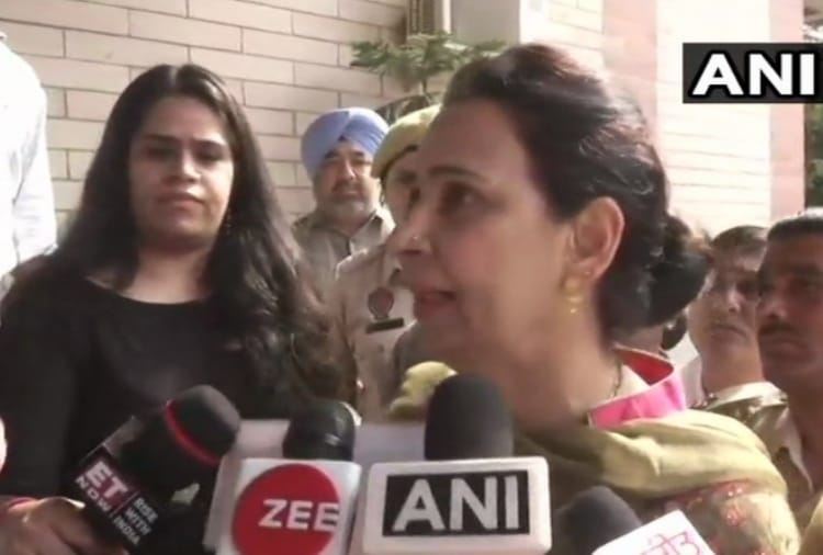 amritsar rail accident  navjot kaur sidhu appeared inquiry team today