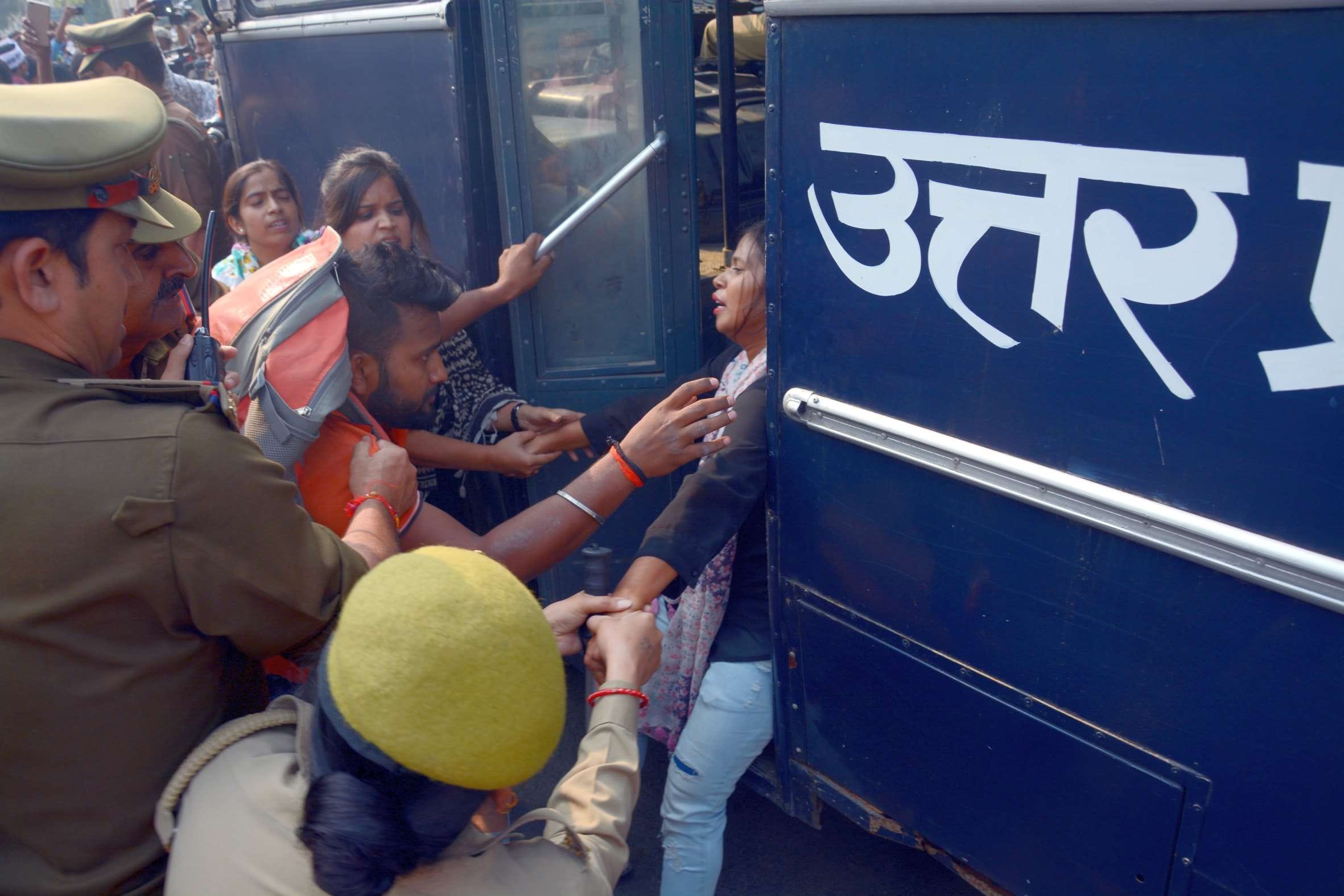 lathcharge on assistant teacher recruitment candidates in lucknow vidhan sabha