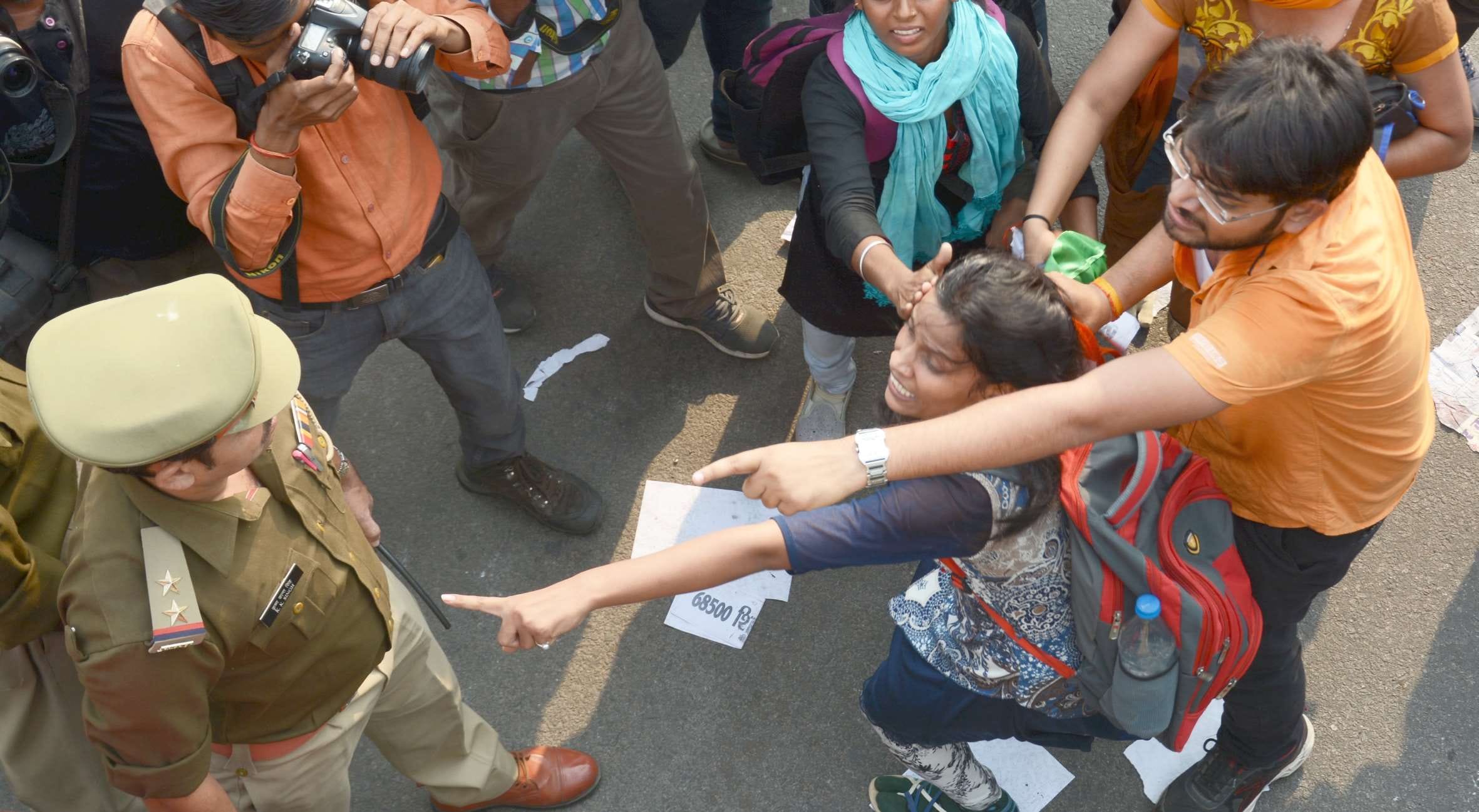 lathcharge on assistant teacher recruitment candidates in lucknow vidhan sabha