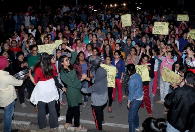 girls students strike to late night in Punjab university