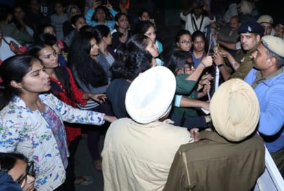girls students strike to late night in Punjab university