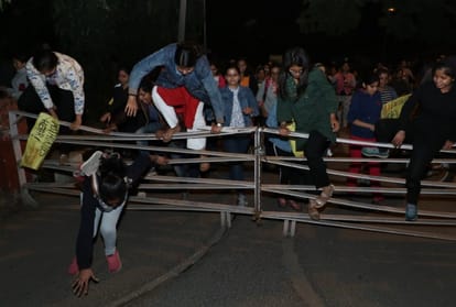 girls students strike to late night in Punjab university