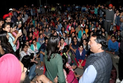 girls students strike to late night in Punjab university