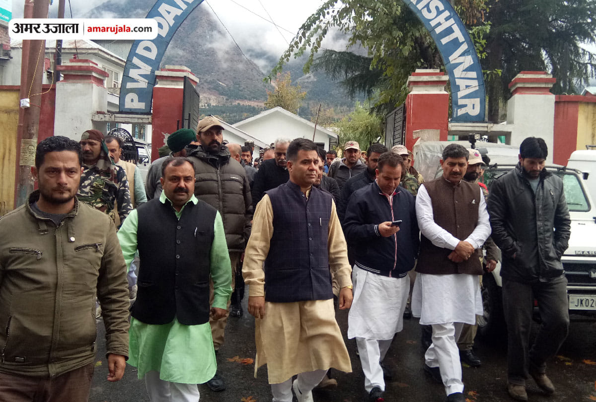 mob in kishtwar attended last rituals of bjp secretary jammu kashmir who was killed by militants