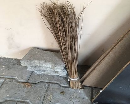 dhanteras 2023 kyun khareedte hain jhadu know the significance or mahatva of buying broom in hindi
