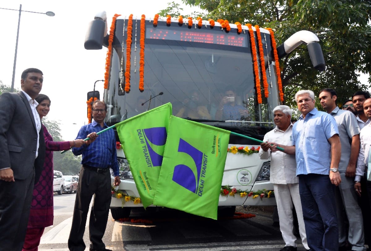 Electric Bus on delhi road after heavy pollution