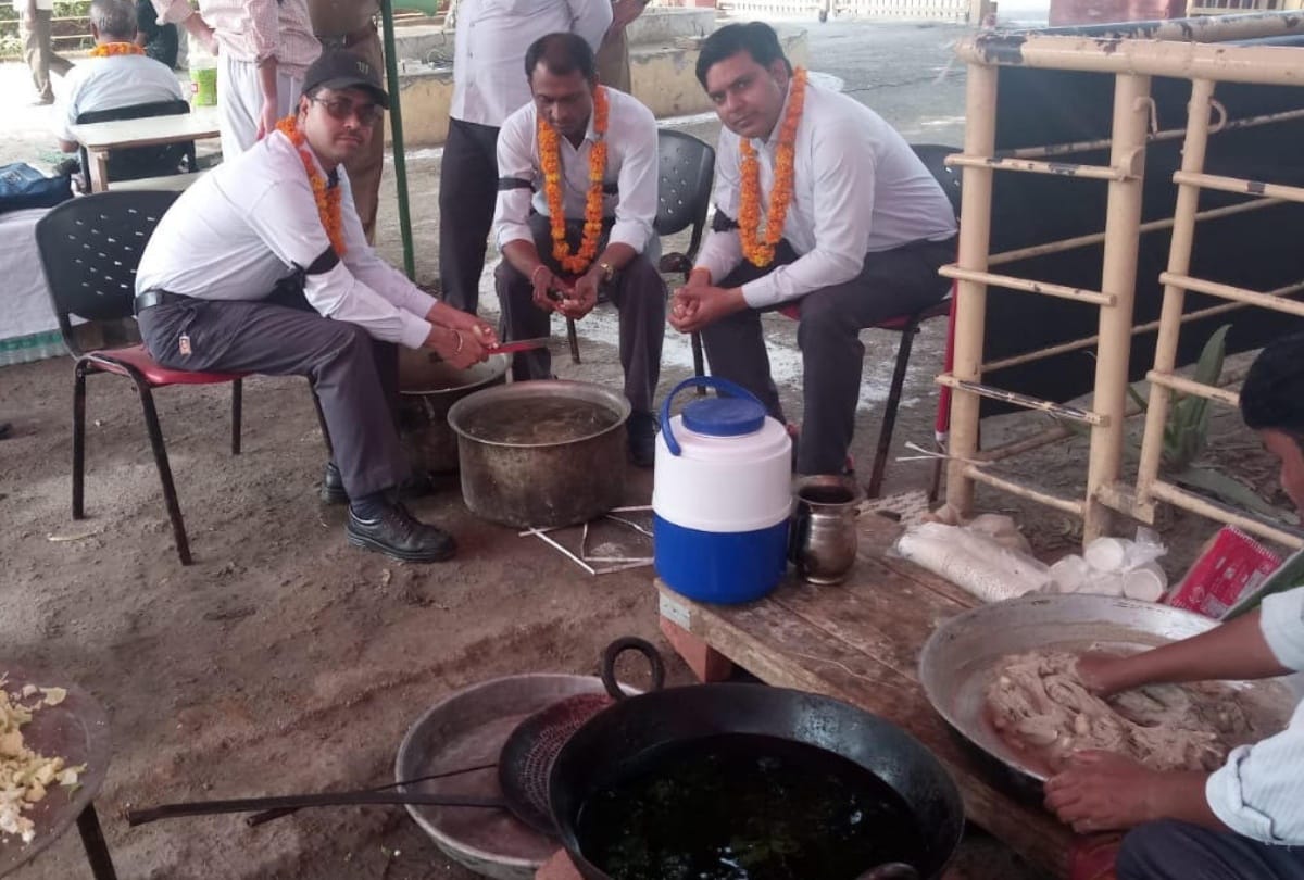 making defense Secret equipment Engineers are frying Pakora