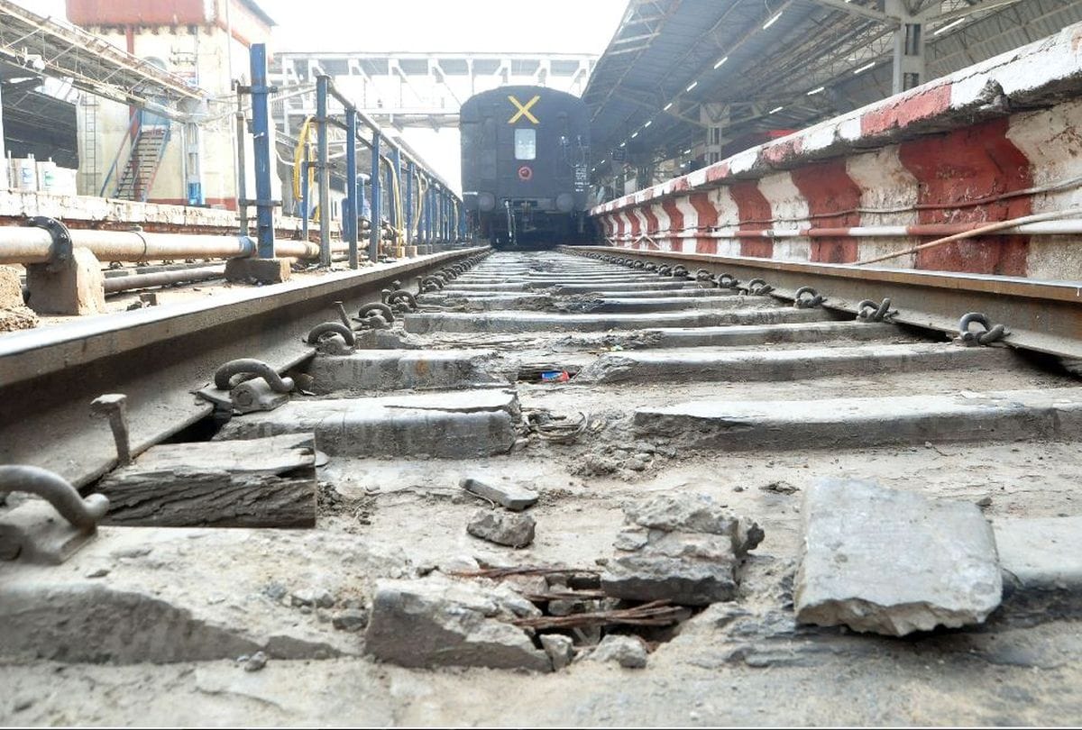 sleeper damage of agra cantt railway station