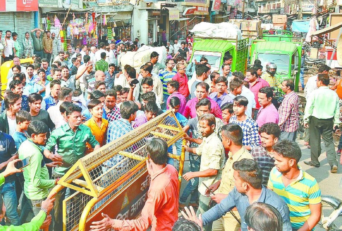 Merchants beaten to officials of commerce tax in agra