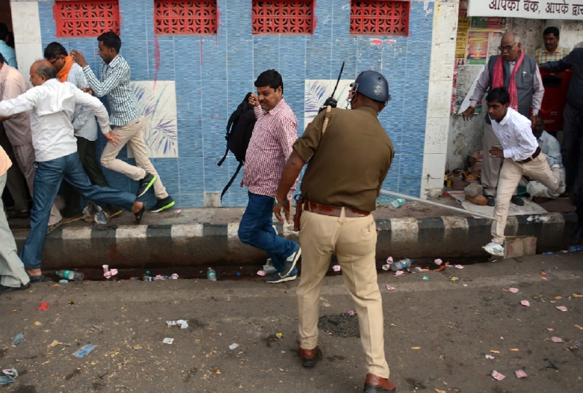 Lathi charge on Protester co-operative Council Employees in lucknow