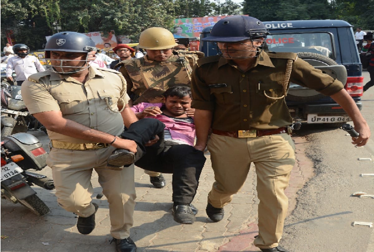 Lathi charge on Protester co-operative Council Employees in lucknow