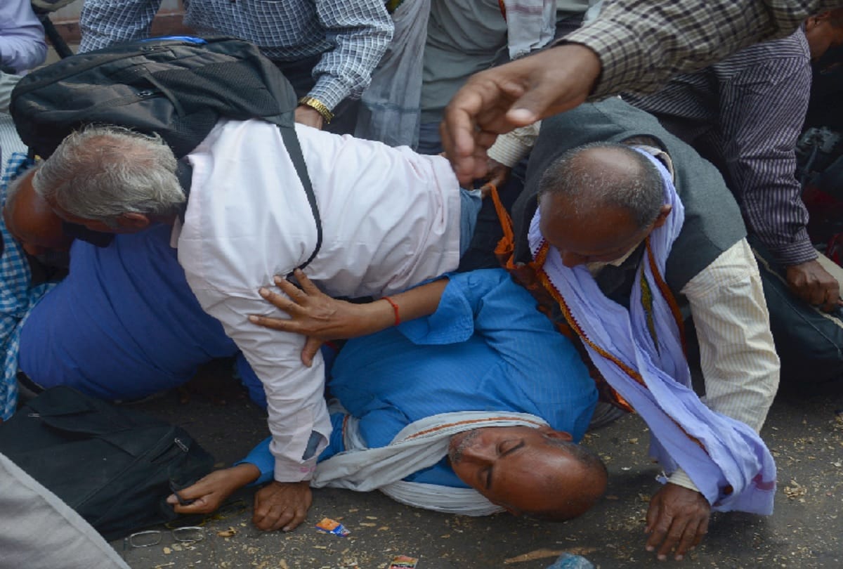 Lathi charge on Protester co-operative Council Employees in lucknow