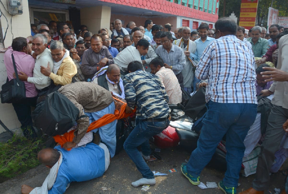 Lathi charge on Protester co-operative Council Employees in lucknow