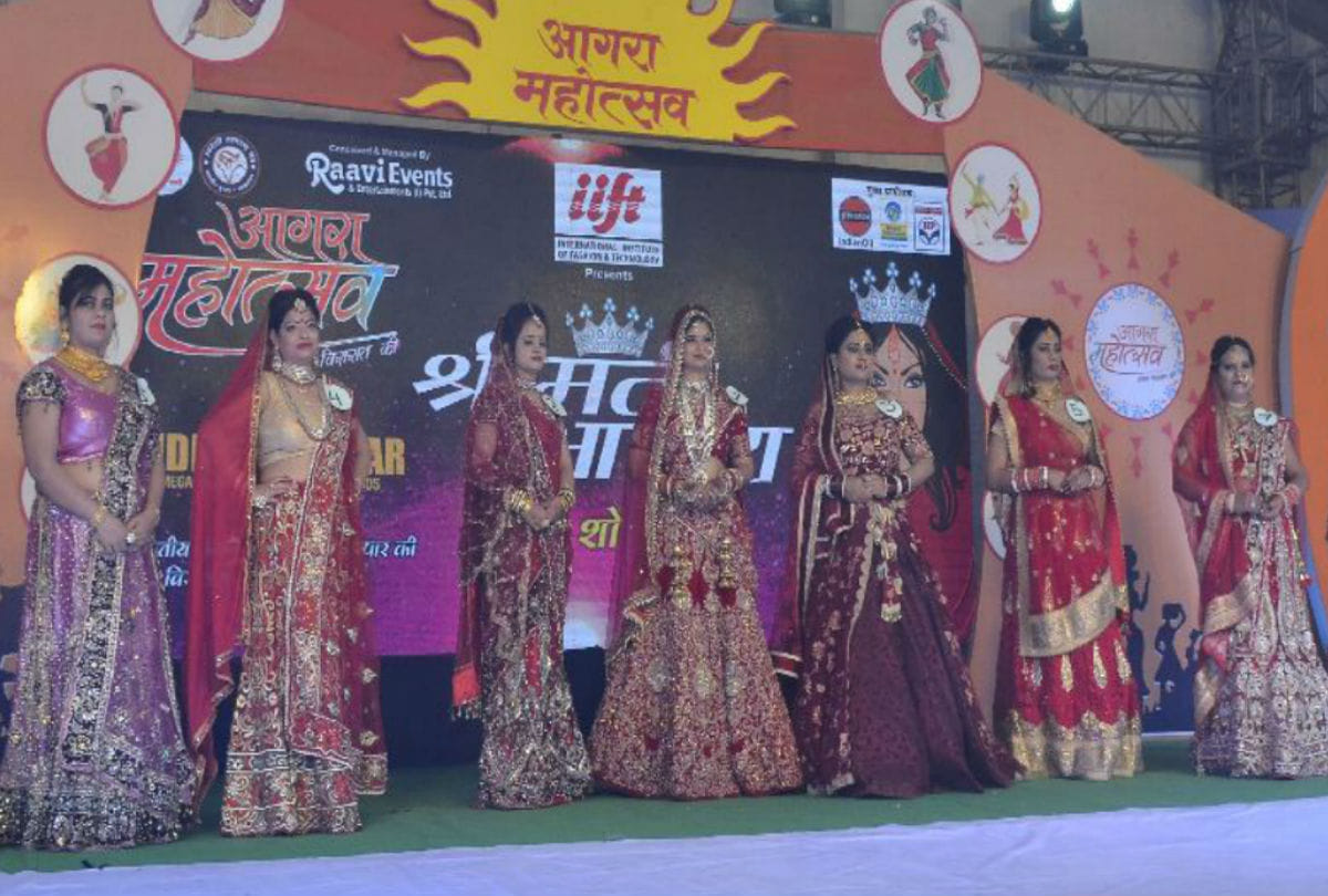 housewives catwalk on ramp in Mrs Agra Fashion Show