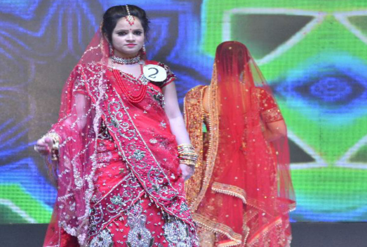 housewives catwalk on ramp in Mrs Agra Fashion Show