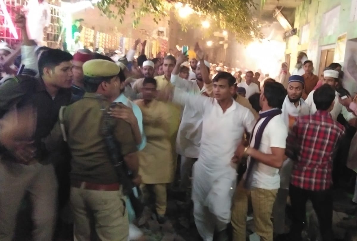 wall collapse during mushaira in Rampur Tanda, 10 people injured