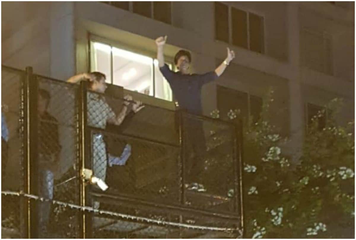 Shahrukh Khan wave fans outside Mannat at midnight on the his birthday