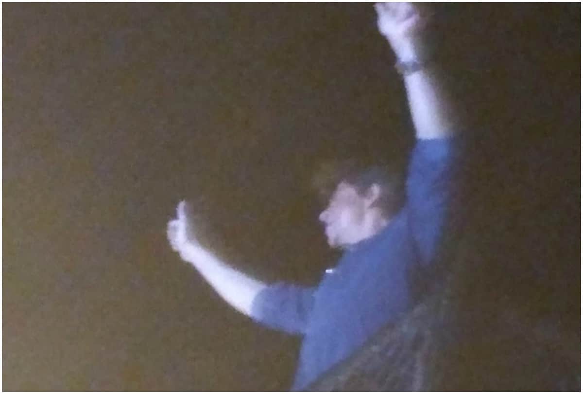 Shahrukh Khan wave fans outside Mannat at midnight on the his birthday