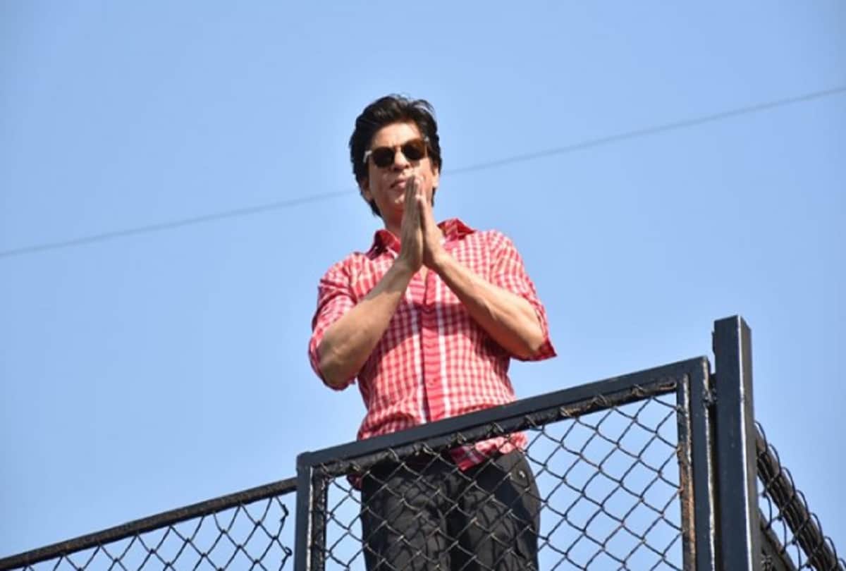 Police came to arrest Shahrukh Khan and he thinks his fans are there to meet him