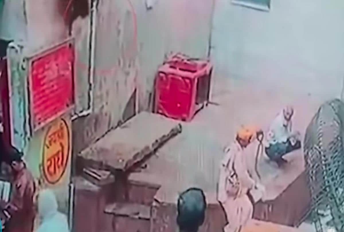 Video being viral of monkey who snatches snake from snake charmers