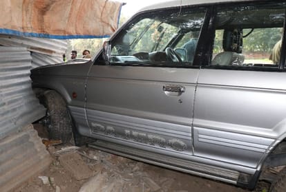 Car to hits five children,who play on the sidewalk in chandigarh