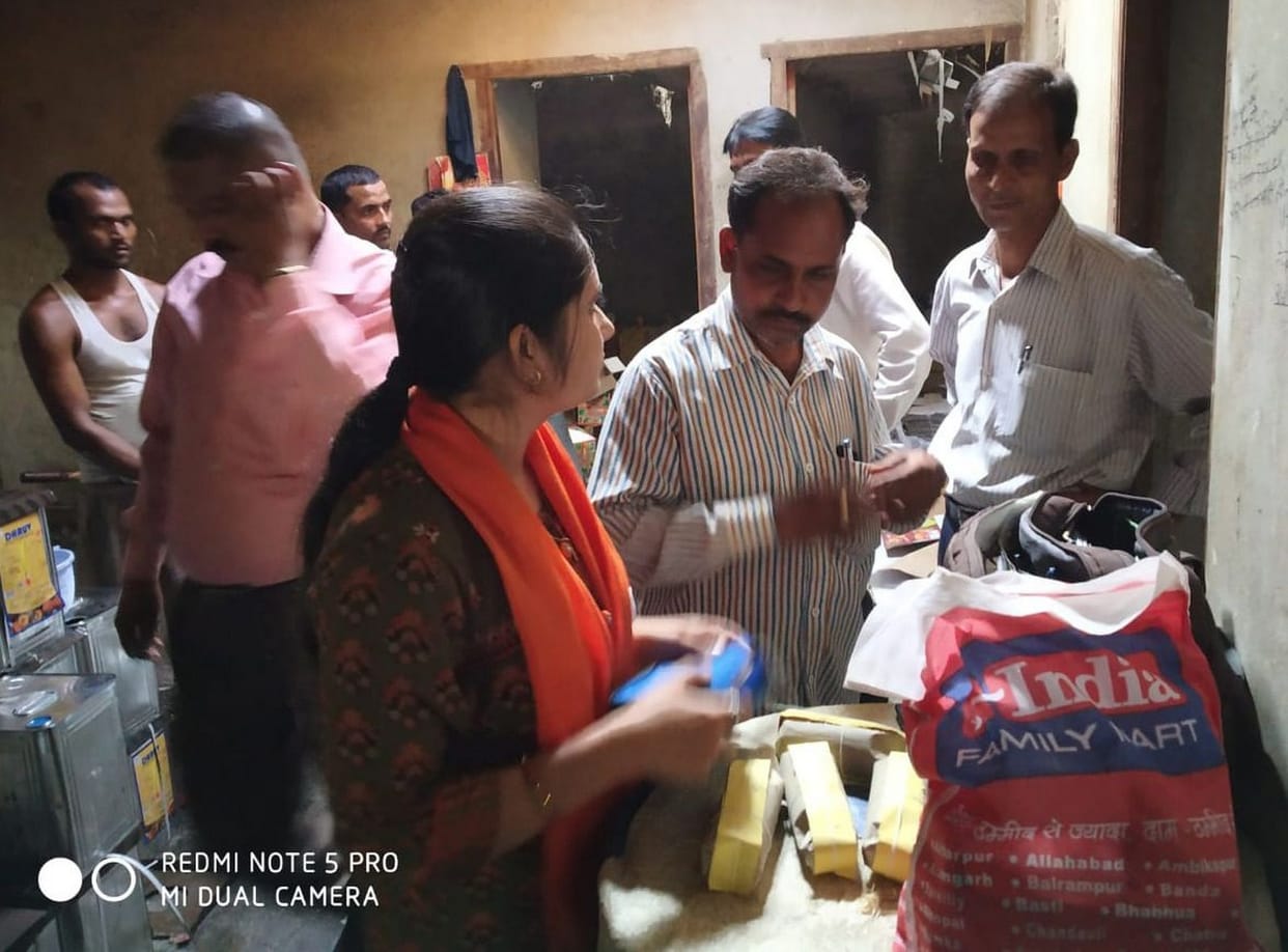 छापेमारी कर मिठाई के दुकानों से लिए नौ नमूने