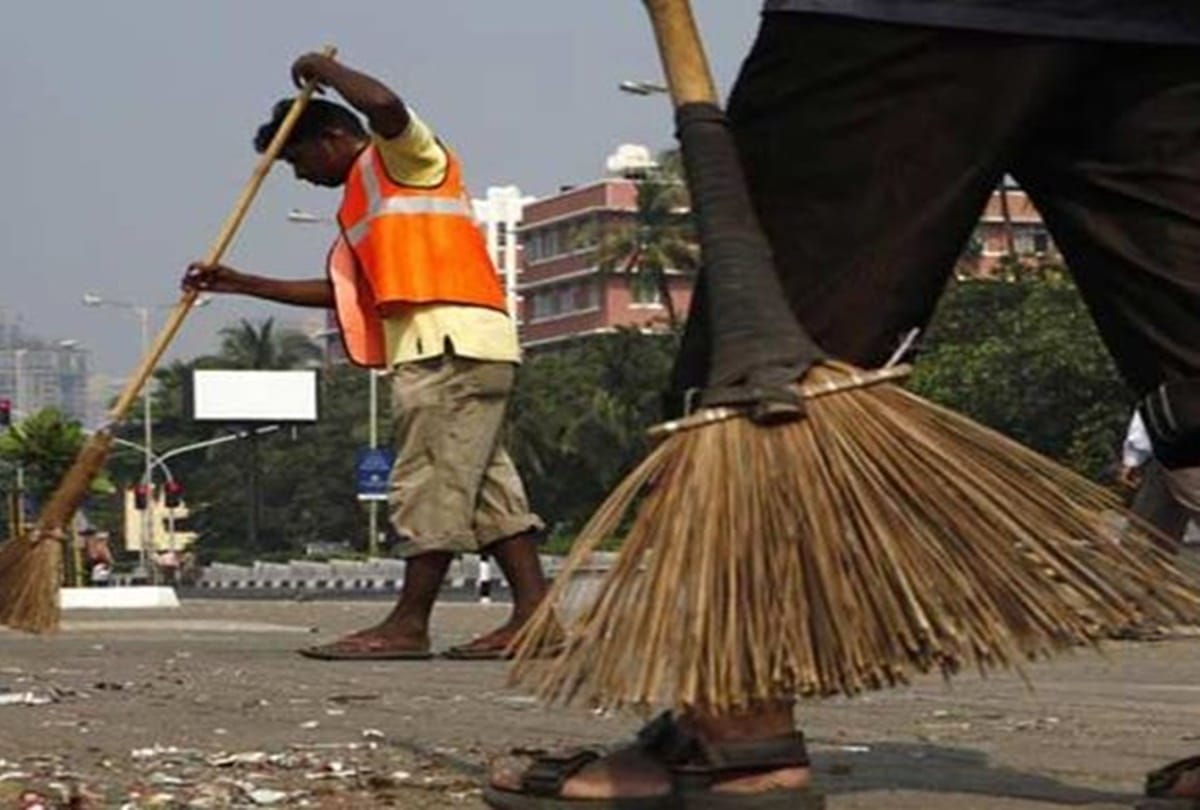 नगर आयुक्त ने 14 सफाई कर्मचारा किए ब्लैक लिस्टेड