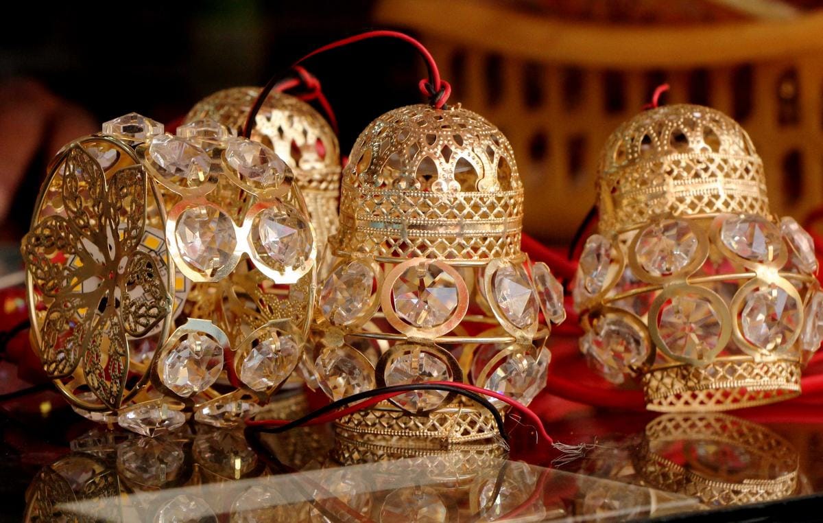 Diwali 2018 new pattern diyas and candles available in market