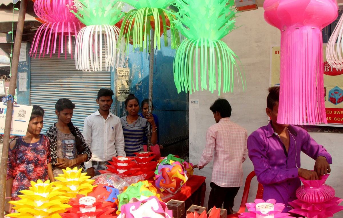 Diwali 2018 new pattern diyas and candles available in market