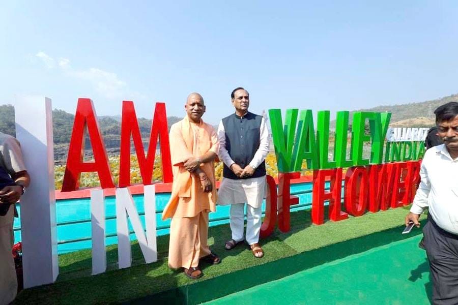 cm yogi reached Gujarat to visit statue of unity