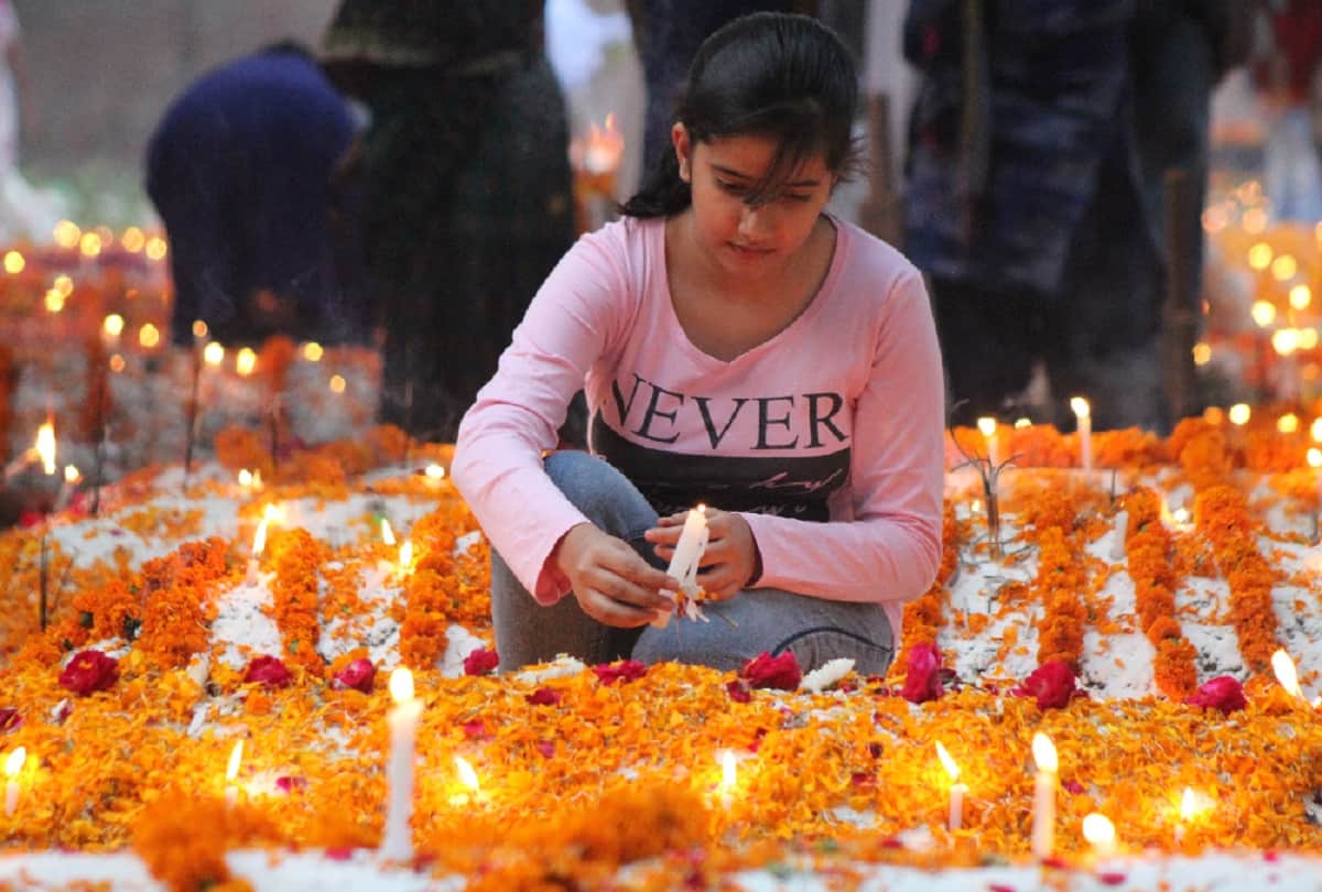 Christians decorated tombs with flowers in memory of their ancestors in Meerut