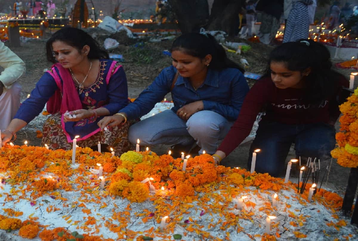 Christians decorated tombs with flowers in memory of their ancestors in Meerut