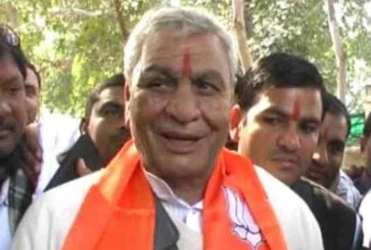 सांसद-विधायक बूथ प्रभारियों को पहनाएं फूल मालाएं