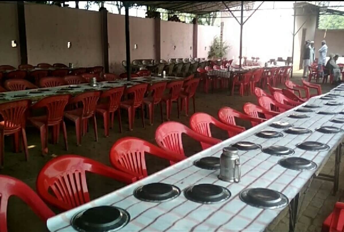 UP police encounter in meerut while a badmash entered in a wedding venue firing