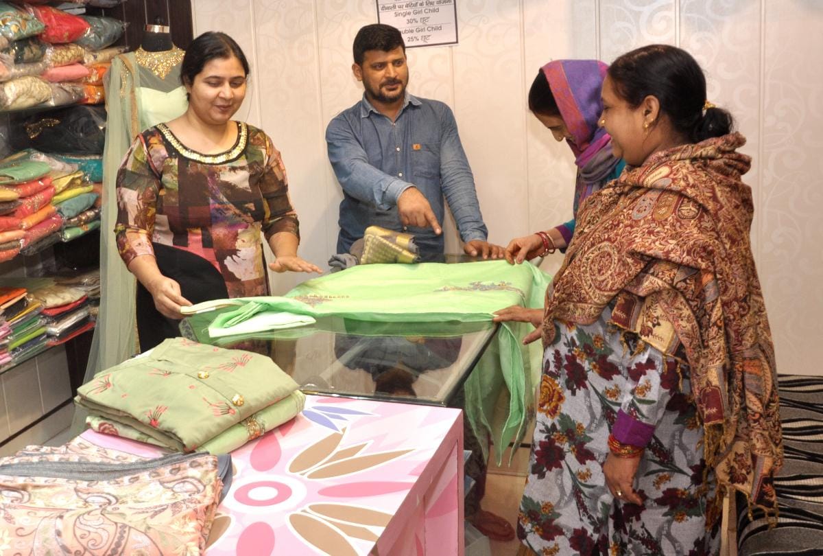 30 percent discount on apparels in Shop Nahan Sirmour Himachal Pradesh