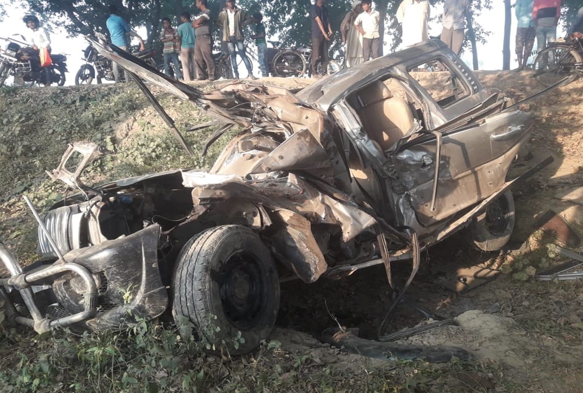 Mahindra Scorpio hit tree in deoria, three people dead
