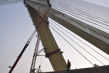 Delhi, who is becoming naked on signature bridge- girls or transgenders 
