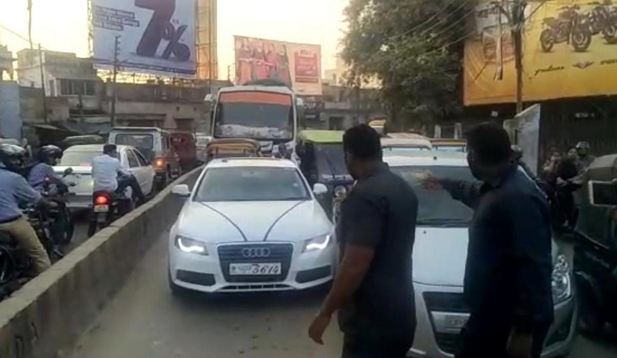 Karishma kapoor stuck in traffic at varanasi