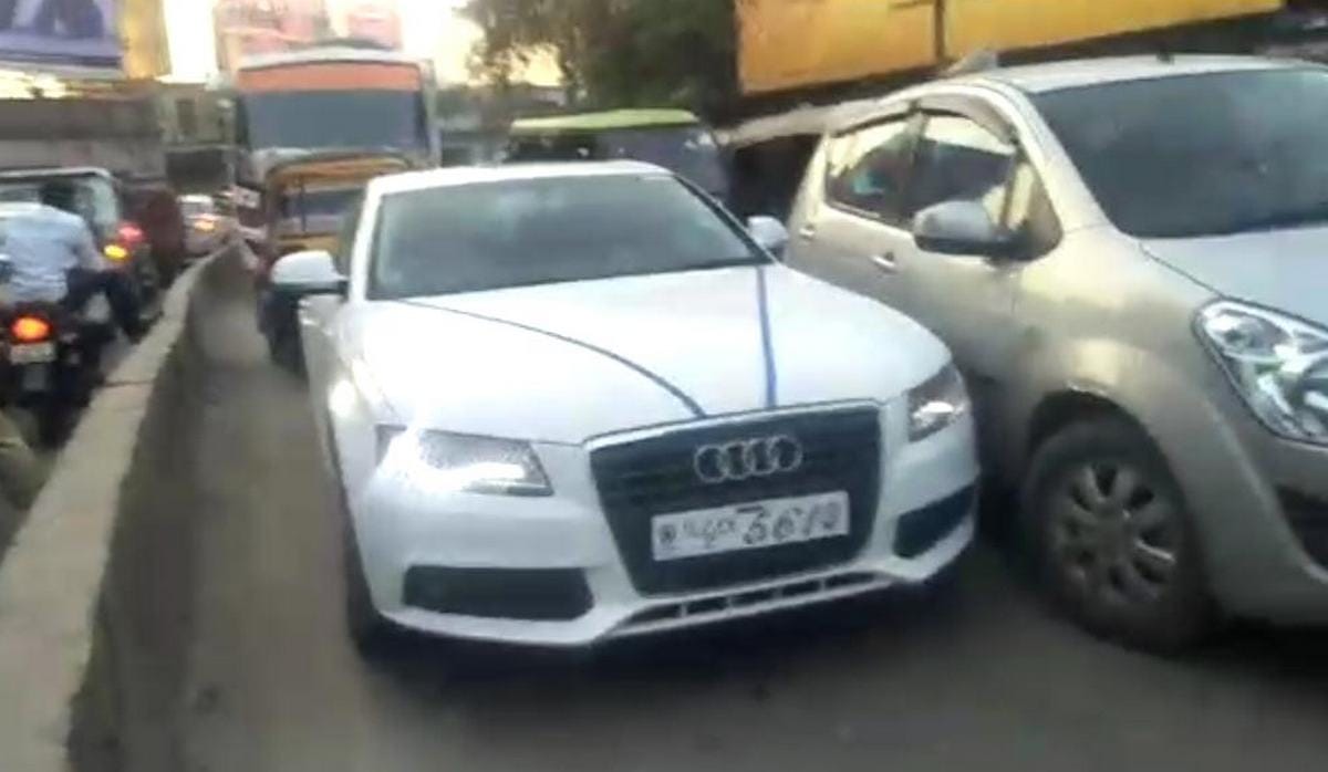 Karishma kapoor stuck in traffic at varanasi