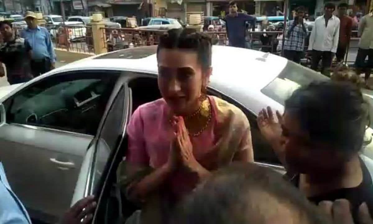 Karishma kapoor stuck in traffic at varanasi