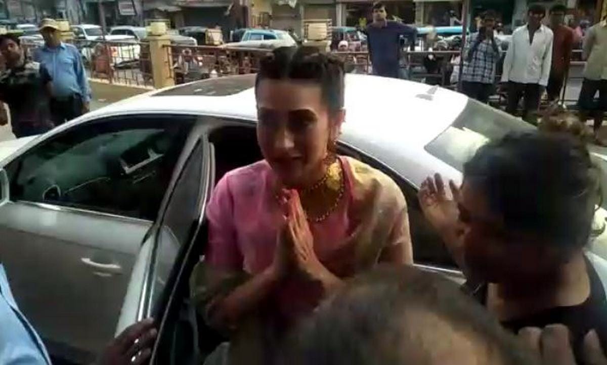 Karishma kapoor stuck in traffic at varanasi