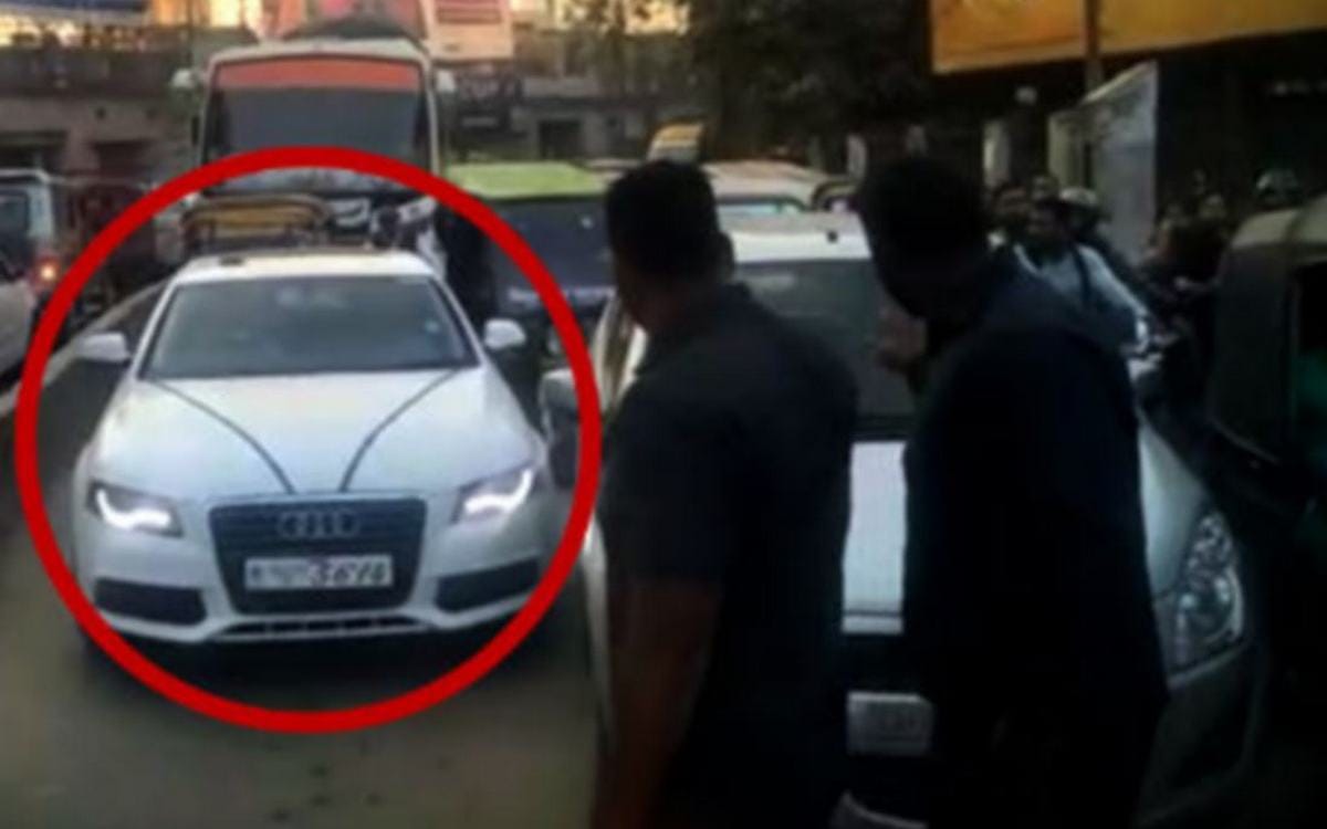 Karishma kapoor stuck in traffic at varanasi
