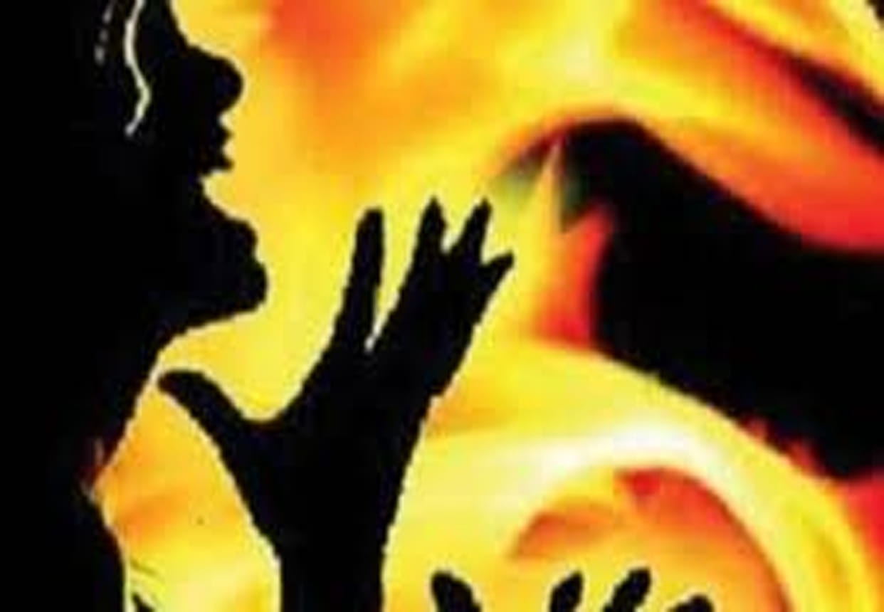 woman set fire taking her child in lap
