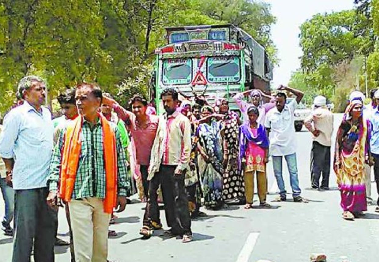 Mahoba farmers planted Jam on Jhansi-Mirzapur highway