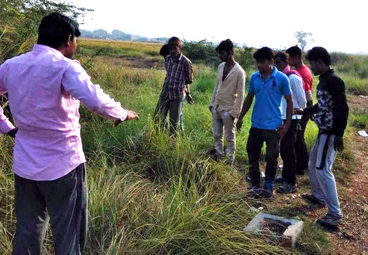 Girl dead body found in auraiya achhalda railway station