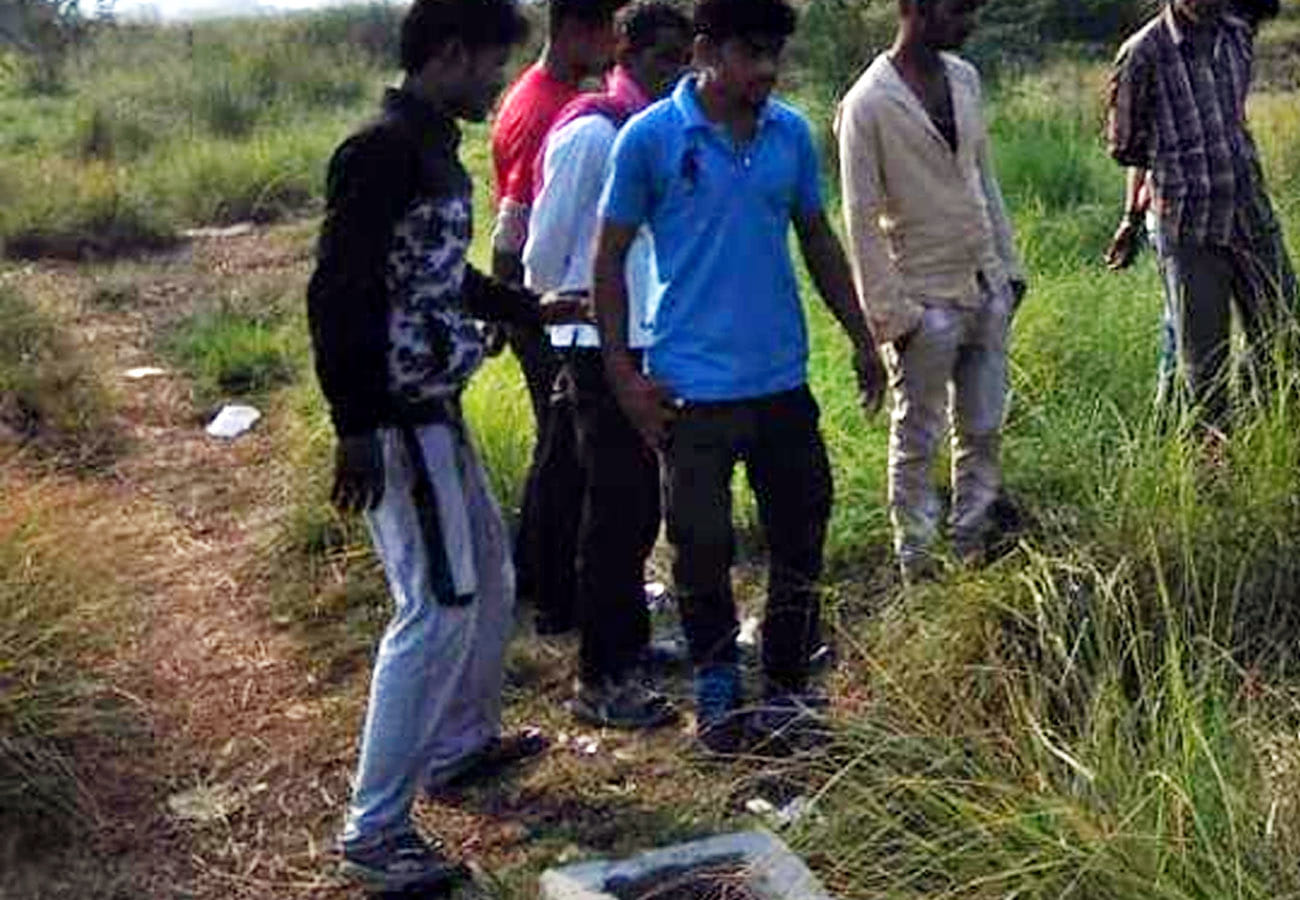Girl dead body found in auraiya achhalda railway station