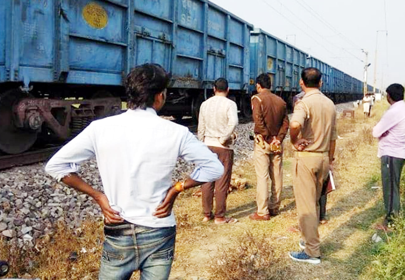 Girl dead body found in auraiya achhalda railway station